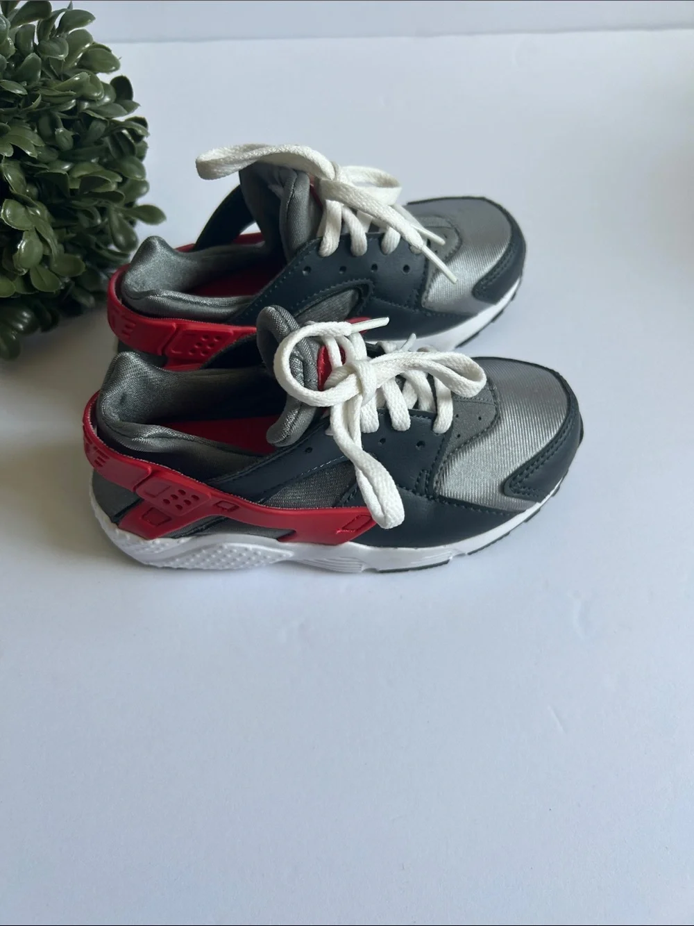 Nike Kids Huarache in Gray, White & Red - Low-Top Active Shoes